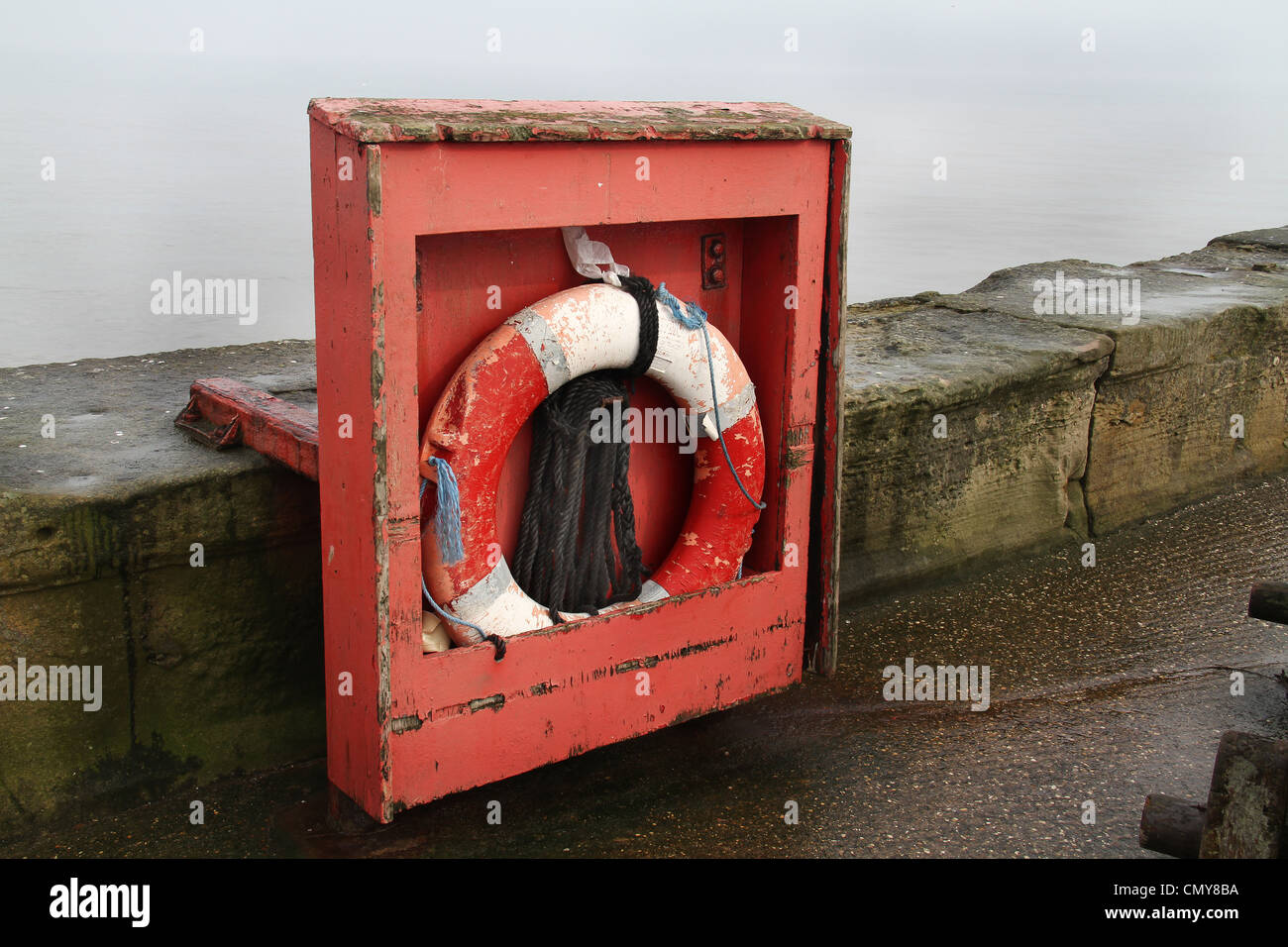 Dispositif de sécurité de l'eau vieille ville côtière sur la jetée. Banque D'Images