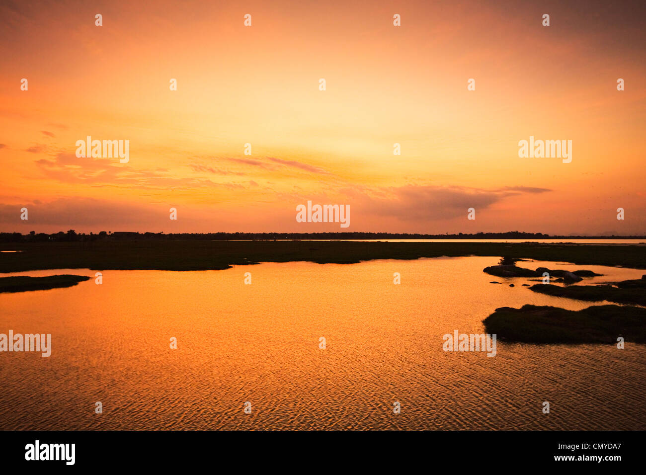 Lagune d'Arugam au coucher du soleil, un bon de faune, y compris les crocodiles et d'éléphants ; Pottuvil, Arugam Bay, Province Orientale, au Sri Lanka Banque D'Images