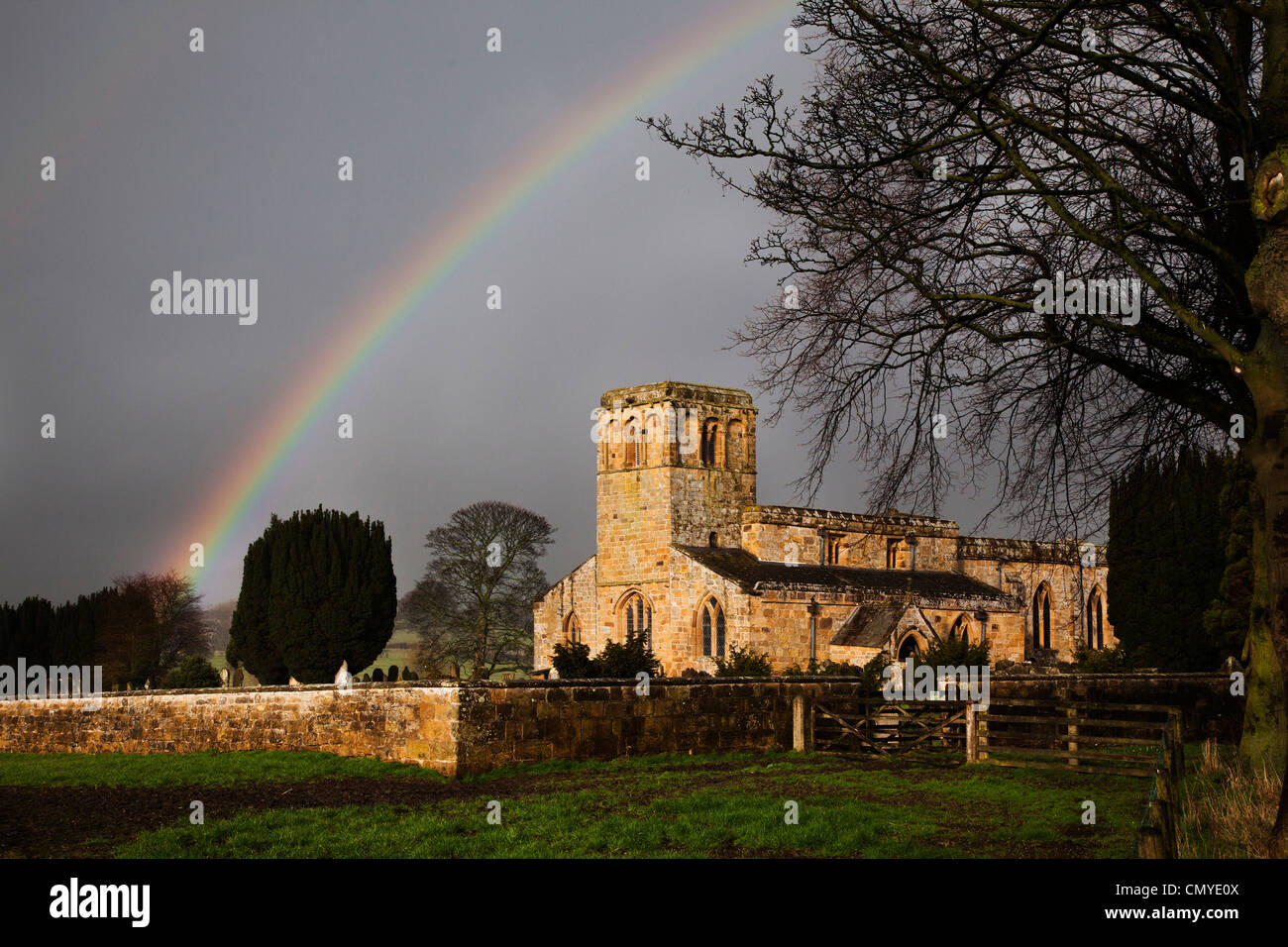 Arc-en-ciel sur l'église St Mary vierge à Leake à côté de l'A19 Road, North Yorkshire Banque D'Images