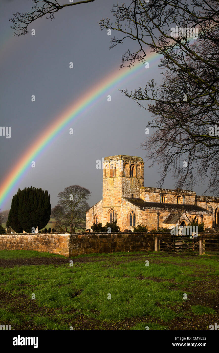 Arc-en-ciel sur l'église St Mary vierge à Leake à côté de l'A19 Road, North Yorkshire Banque D'Images