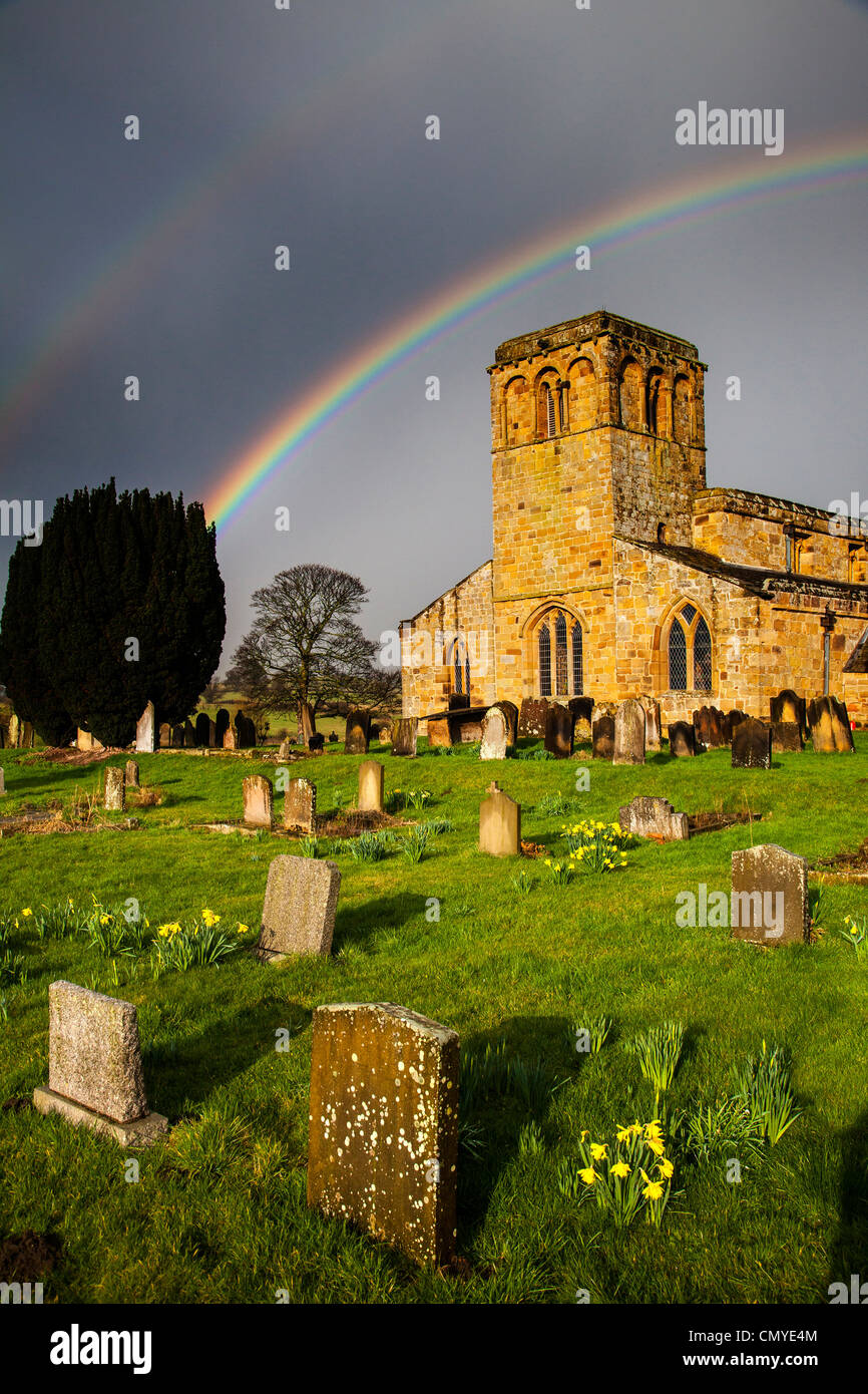 Arc-en-ciel sur l'église St Mary vierge à Leake à côté de l'A19 Road, North Yorkshire Banque D'Images