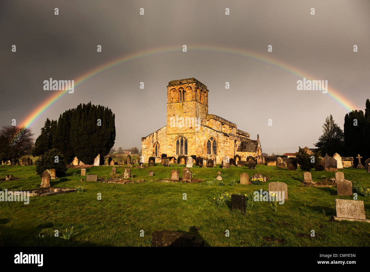 Arc-en-ciel sur l'église St Mary vierge à Leake à côté de l'A19 Road, North Yorkshire Banque D'Images