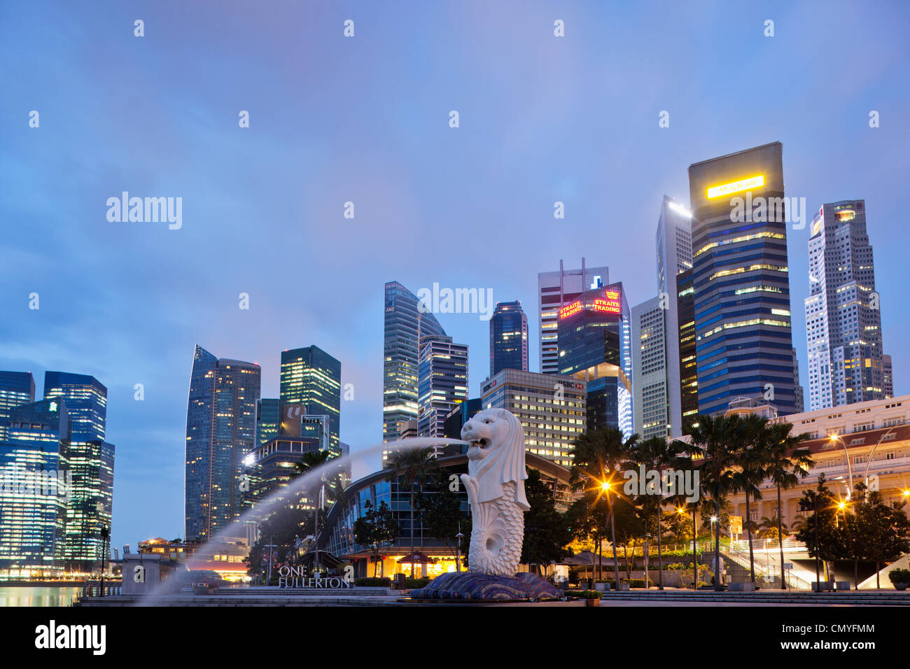 Singapour, statue du Merlion et City Skyline at Dusk Banque D'Images