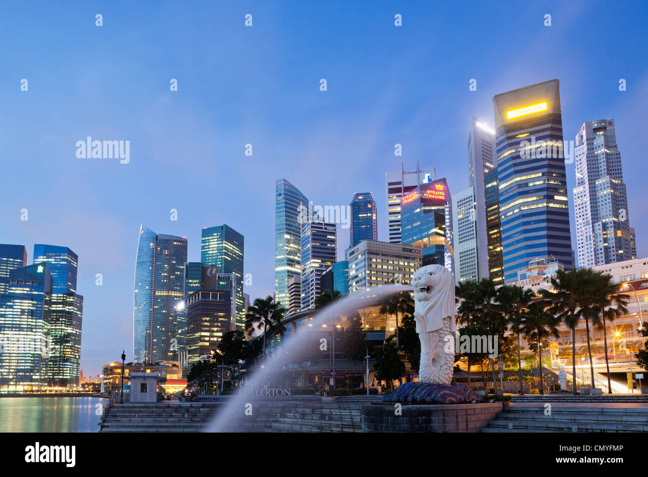 Singapour, statue du Merlion et City Skyline at Dusk Banque D'Images