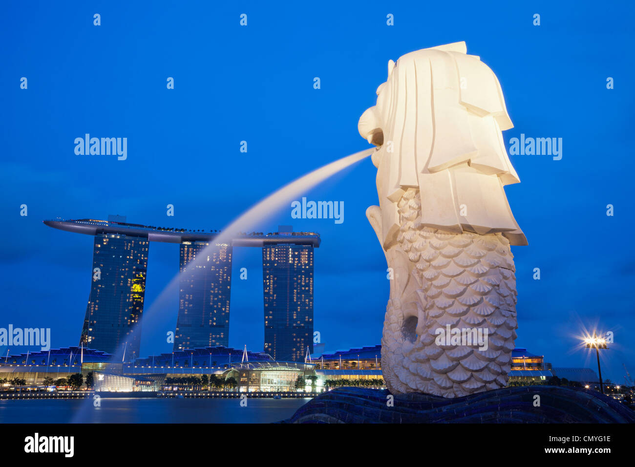 Singapour, statue du Merlion et Marina Bay Sands Hotel and Casino Banque D'Images