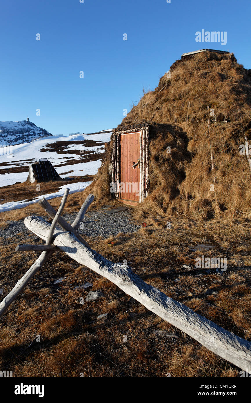 La Norvège, Laponie, comté de Finnmark, Hammerfest, village sami, Lapp avec tente et la direction générale de la tourbe sur la colline de Salen Banque D'Images La Norvège, Laponie, comté de Finnmark, Hammerfest, village sami, Lapp avec tente et la direction générale de la tourbe sur la colline de Salen Banque D'Images