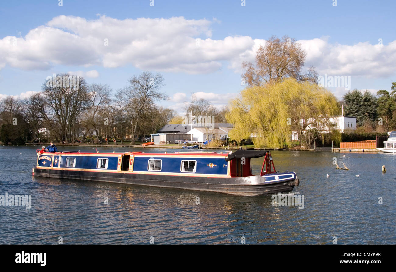 Bateau - Croisière sur la Tamise - près de Henley - Oxon - printemps lumineux du soleil - nuages blancs moelleux - blue sky Banque D'Images