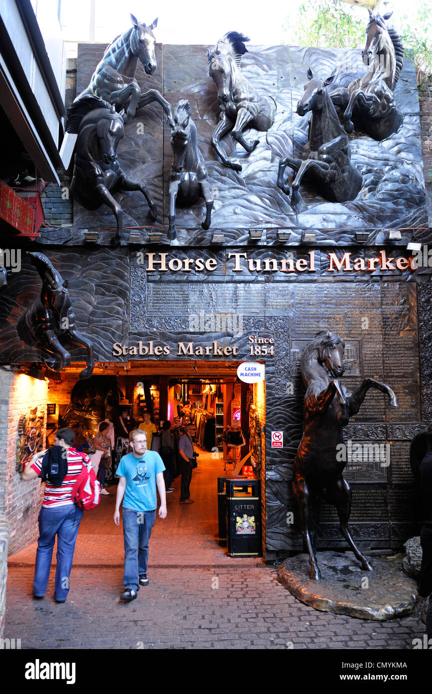 Royaume-uni, Londres, Camden, Camden Stables Market, cheval, magasins et Marché Tunnel statue cheval Banque D'Images