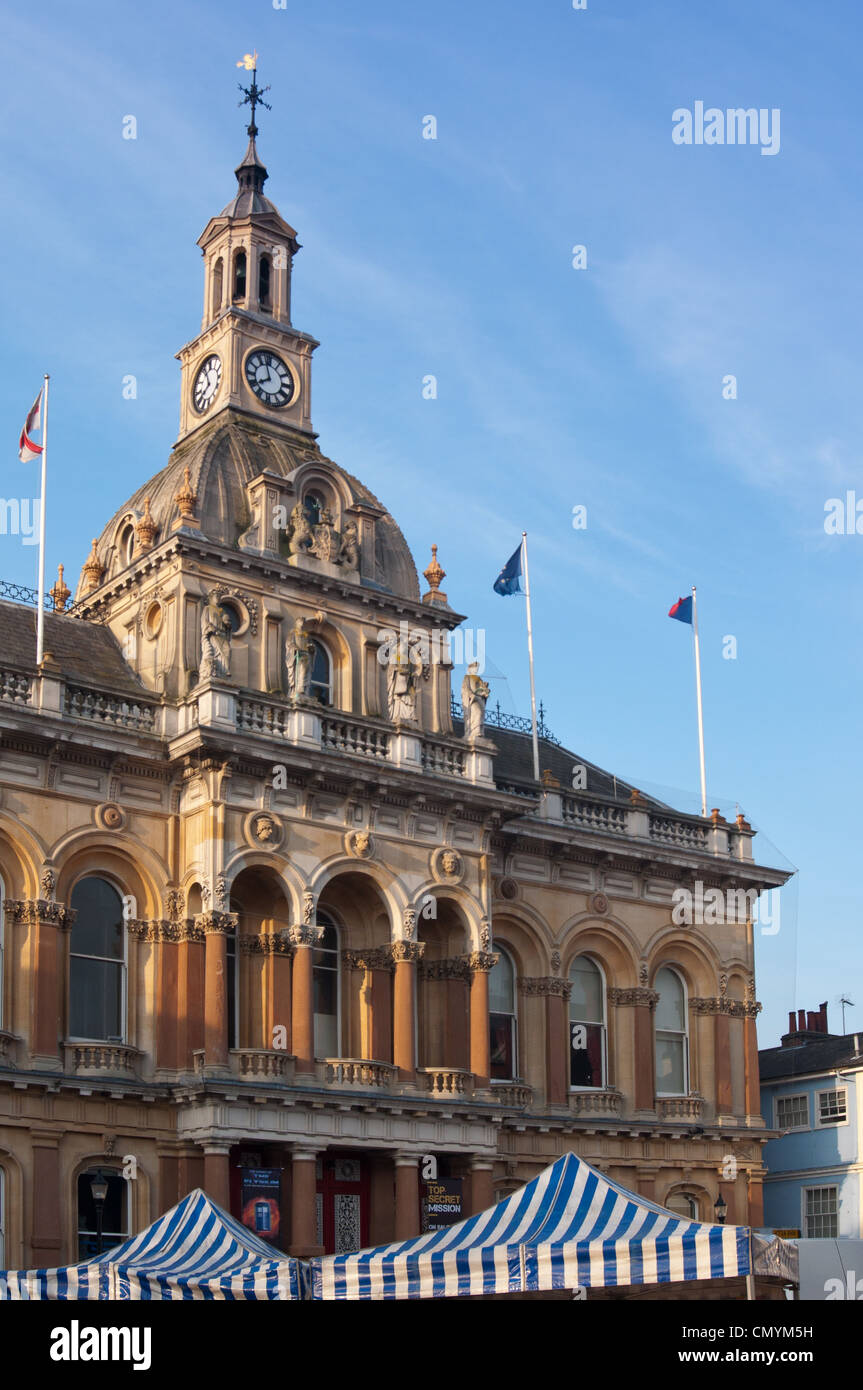 Ipswich town hall avec les auvents du marché. Le Suffolk. L'Angleterre Banque D'Images