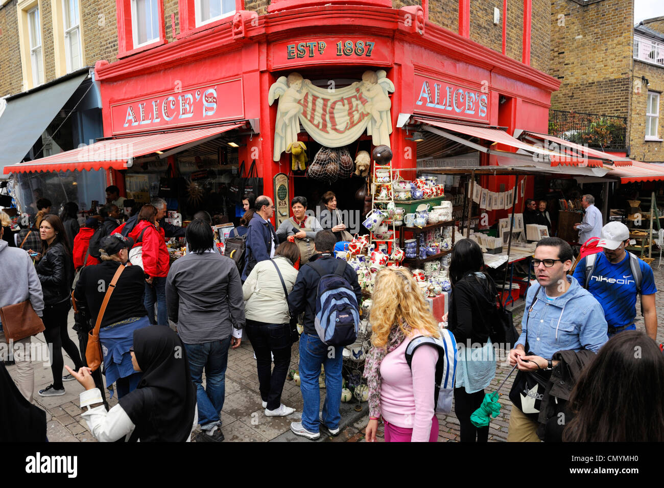 Royaume-uni, Londres, foule en face d'un magasin traditionnel de Portobello Road Banque D'Images