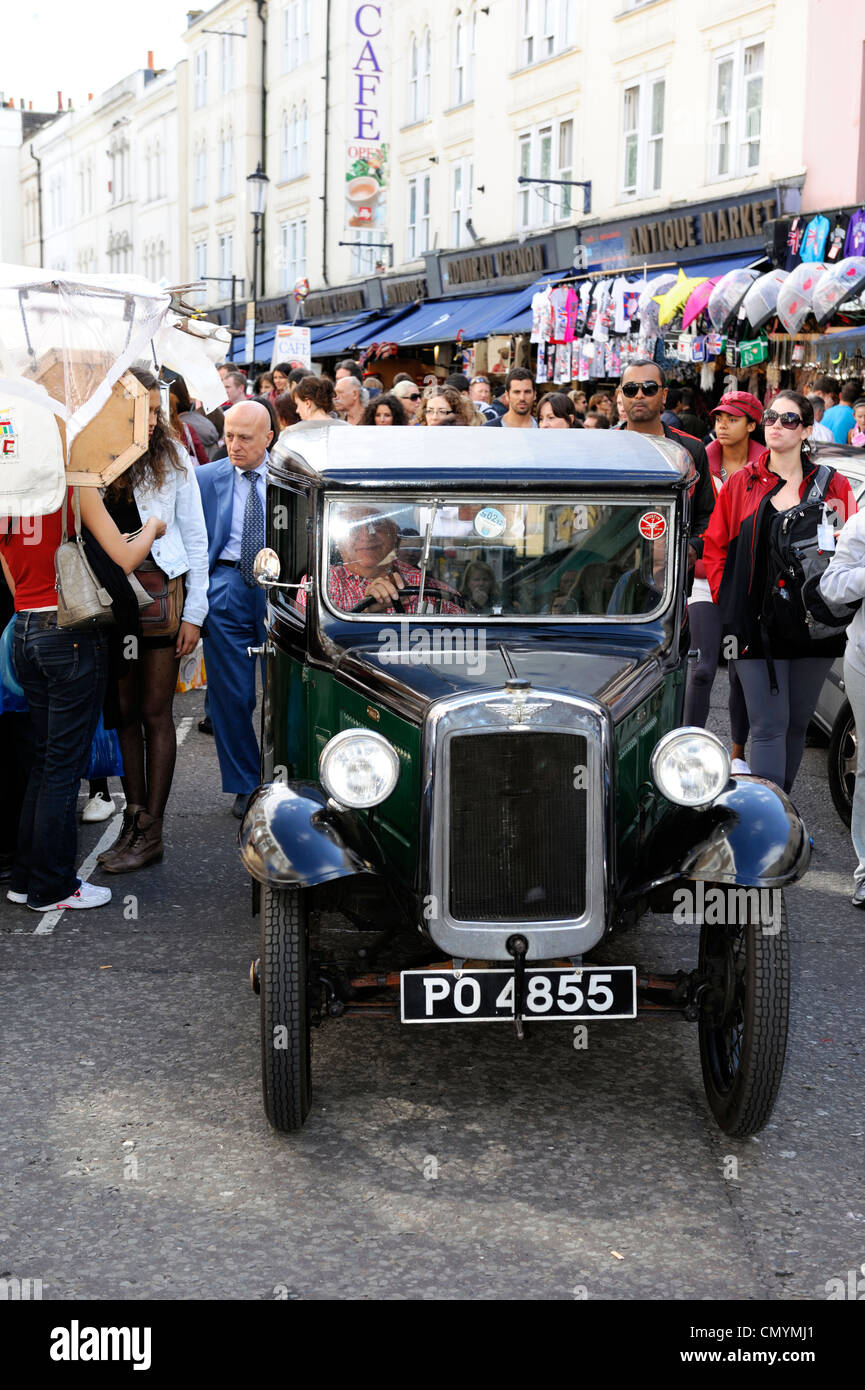 Royaume-uni, Londres, marché de Portobello Road, Old English voiture dans la foule Banque D'Images
