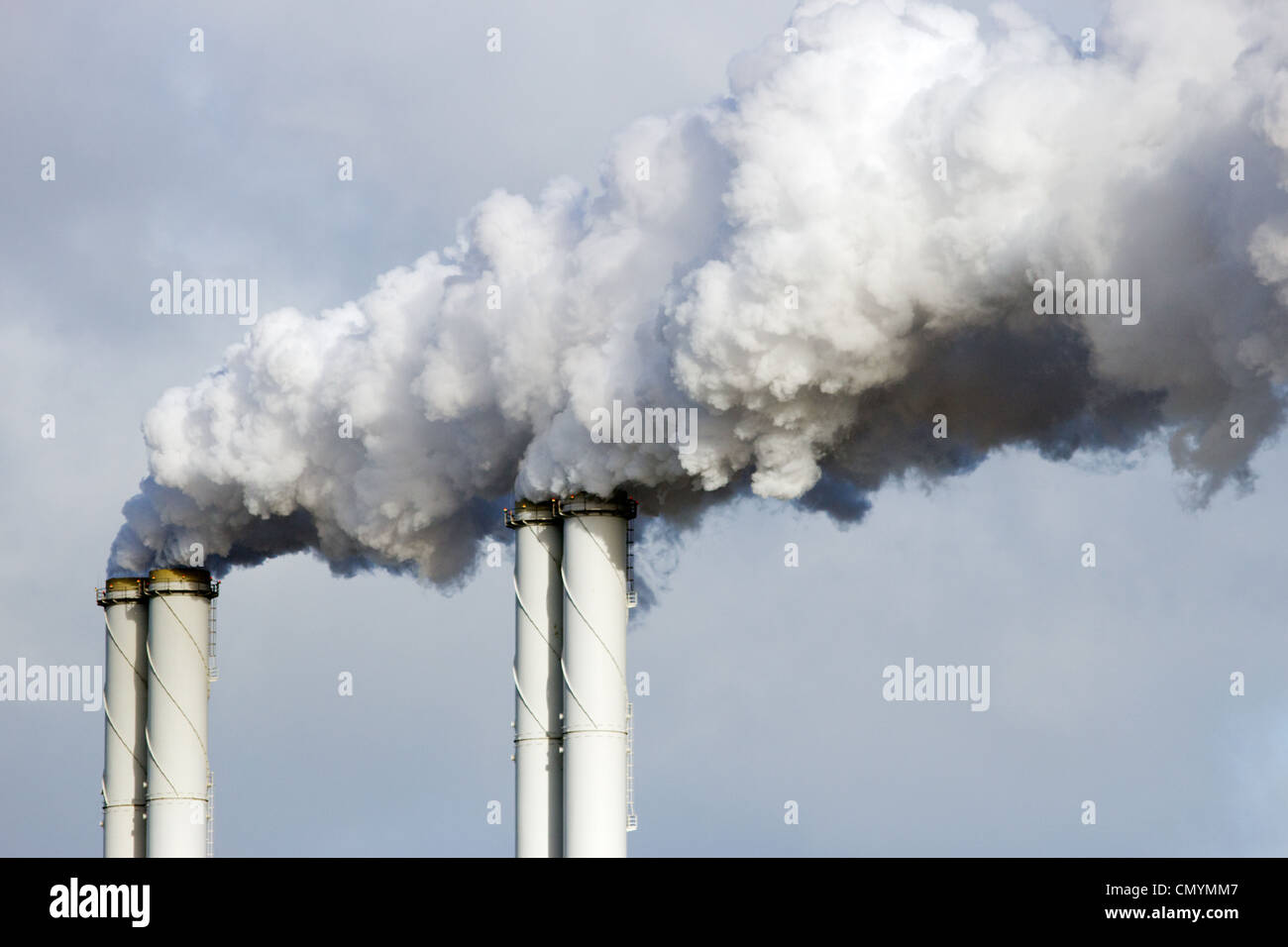 L'émission de fumée tuyaux d'usine Banque D'Images