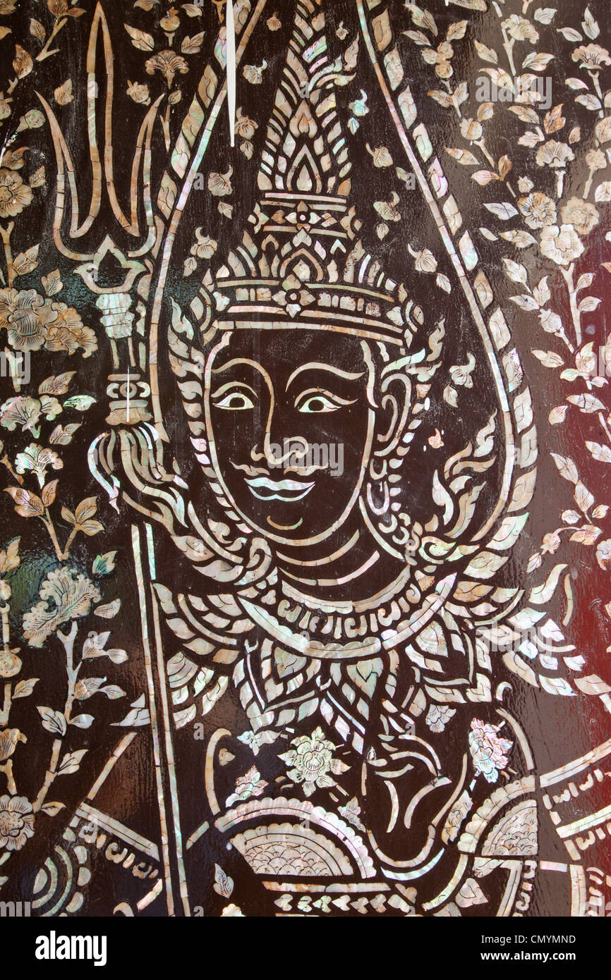 La province de Trat, Thaïlande, Koh Chang, Salak Phet Bay, Wat Salak Phet, incrustation de nacre décoration de porte Banque D'Images