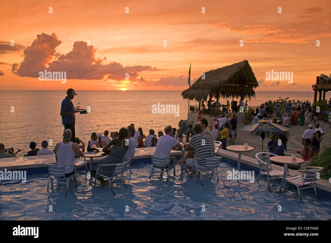 La Jamaïque Negril Ricks Cafe Bar de la piscine en plein air au coucher du Soleil Vue Banque D'Images