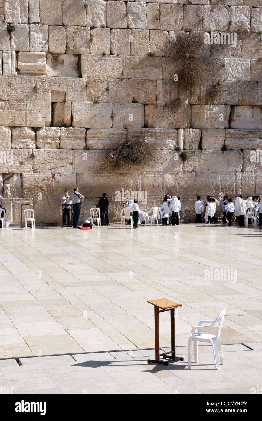 Les hommes priant au Mur des lamentations à Jérusalem, Israël. Banque D'Images