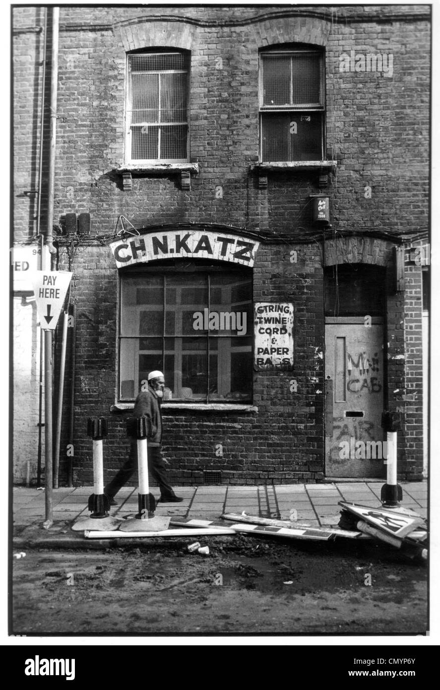 Homme musulman marchant le long de Brick Lane, East London en 1990s Banque D'Images