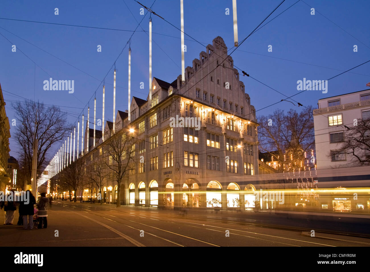 Bahnhofstrasse au crépuscule avec illumination de Noël, tramway Banque D'Images