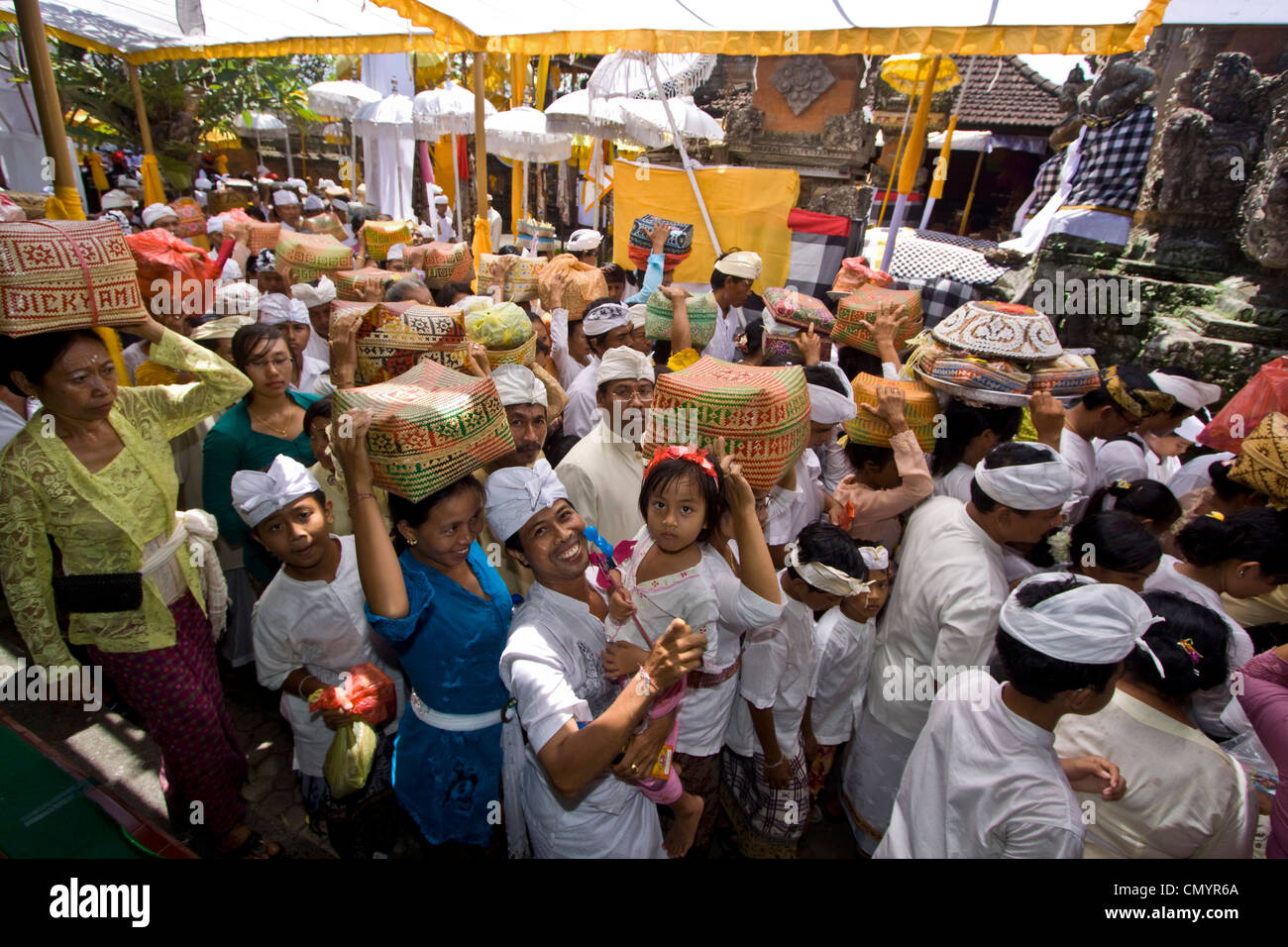 Les hindous apportant des offrandes à Temple dans Mas au cours Koningan Ceremoy, Bali Indonésie Banque D'Images