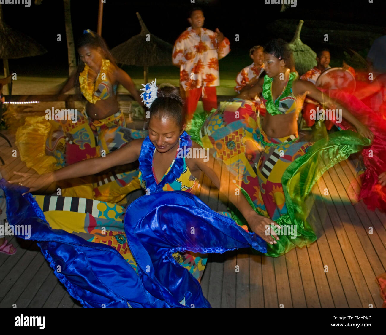 Sega traditionnel dans l'exécution de danseur, véranda de l'hôtel Troux aux Biches, Ile Maurice, Afrique du Sud Banque D'Images