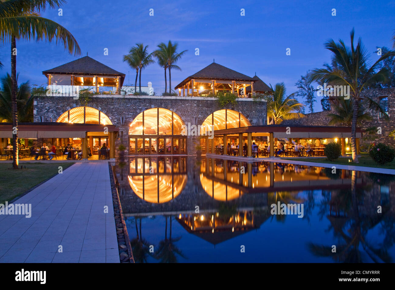 Moevenpick Resort au crépuscule, côte sud de l'Île Maurice, l'Afrique Banque D'Images