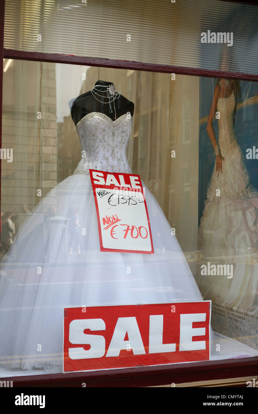 Robe de mariage en vente dans une vitrine en Irlande Banque D'Images