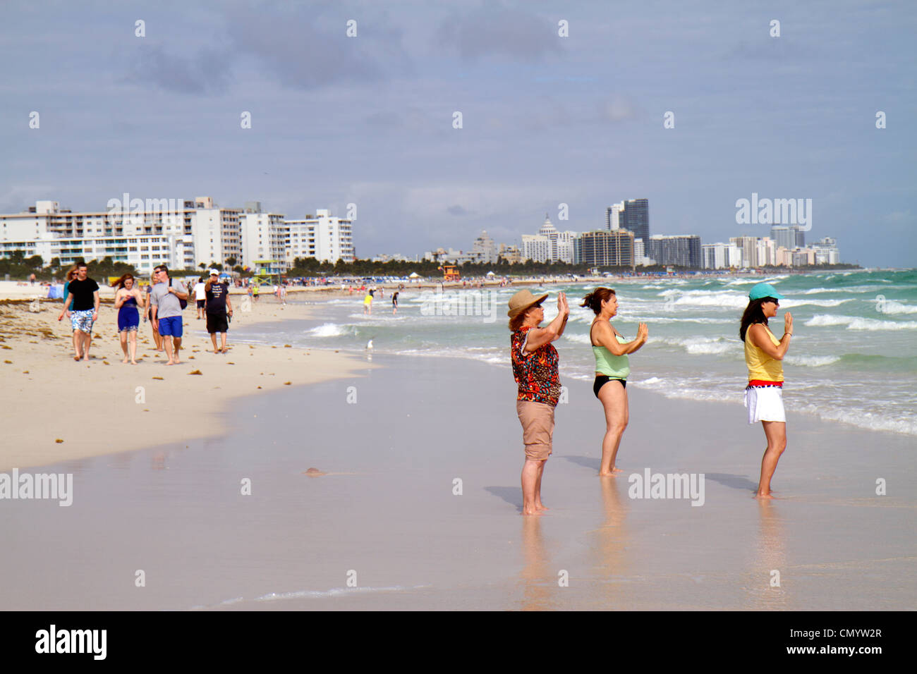 Miami Beach Florida,Atlantic Ocean Water Shore,surf,vagues,eau,cours de yoga,adultes femme femme femme femme,femme,exercice,plage,visiteurs Banque D'Images