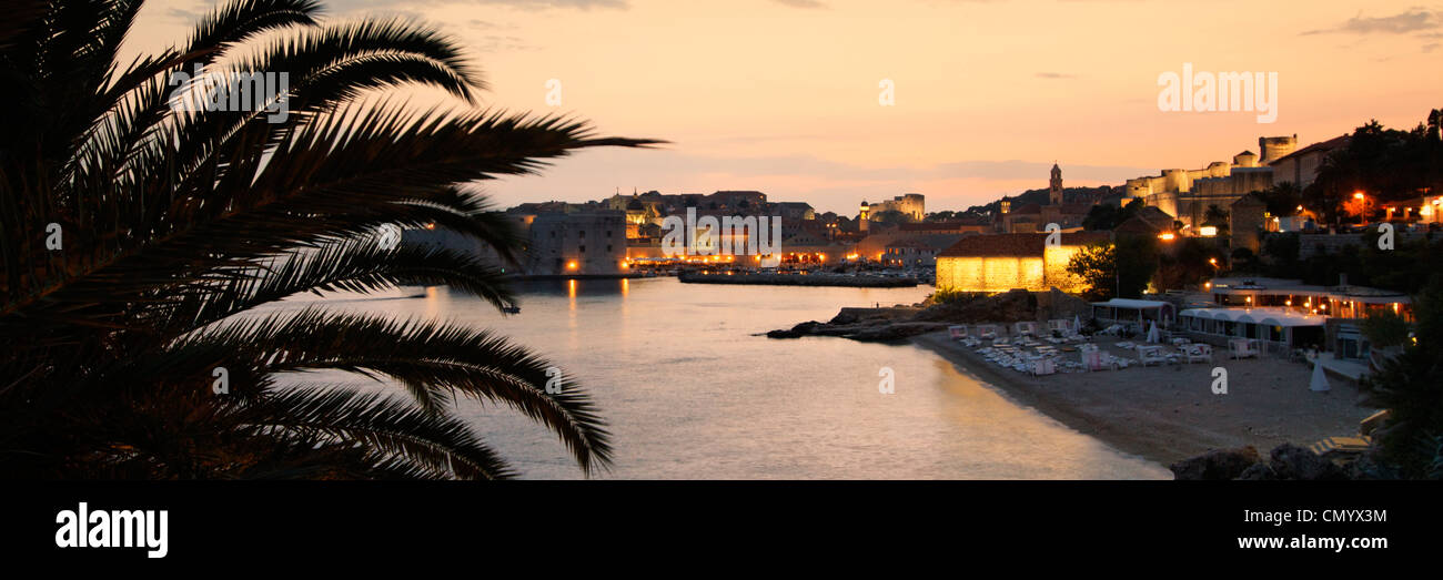 La plage et la vieille ville de Dubrovnik Center au coucher du soleil, côte dalmate, en Croatie Banque D'Images