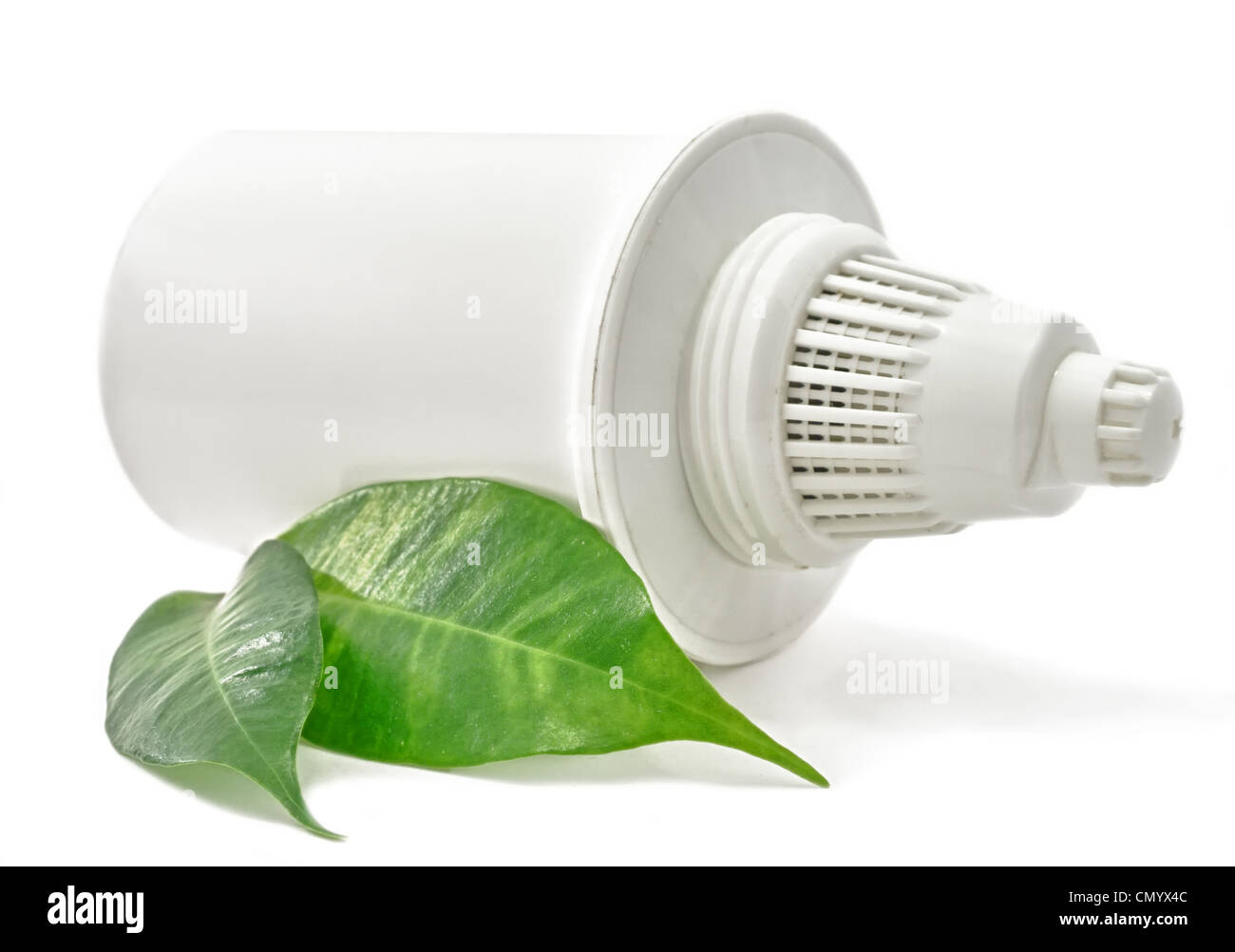Cartouche de filtre à eau Bio avec feuille verte sur fond blanc Banque D'Images