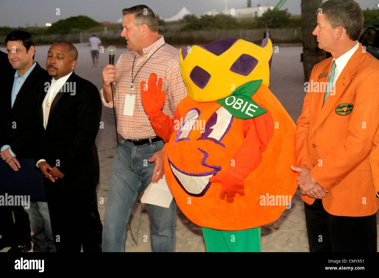 Miami Beach Florida,Ocean Drive,Orange Bowl publicité College football,Obie,mascotte,Black man hommes adultes hommes,officiels,FL120101057 Banque D'Images