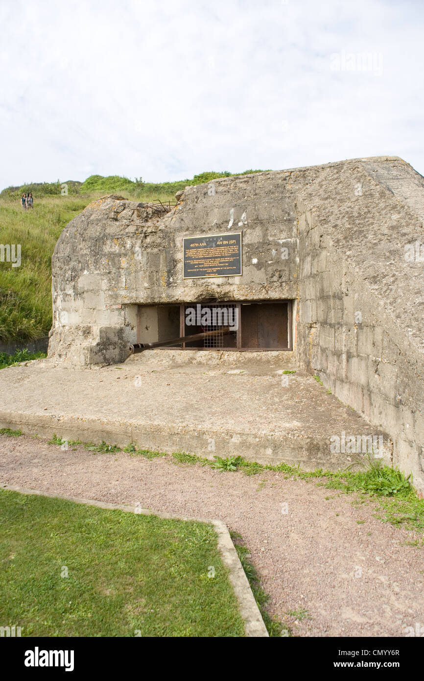 467e Bataillon d'artillerie anti Aircraft AW plaque commémorative sur Bunker WN65 à l'hôtel St Laurent tirer sur Omaha Beach, Normandie Banque D'Images