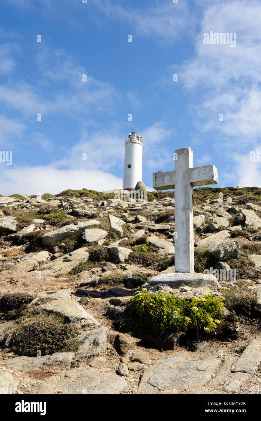 Croix pour une victime d'un naufrage et le phare de laxe - côte de la mort, Galice Espagne Banque D'Images