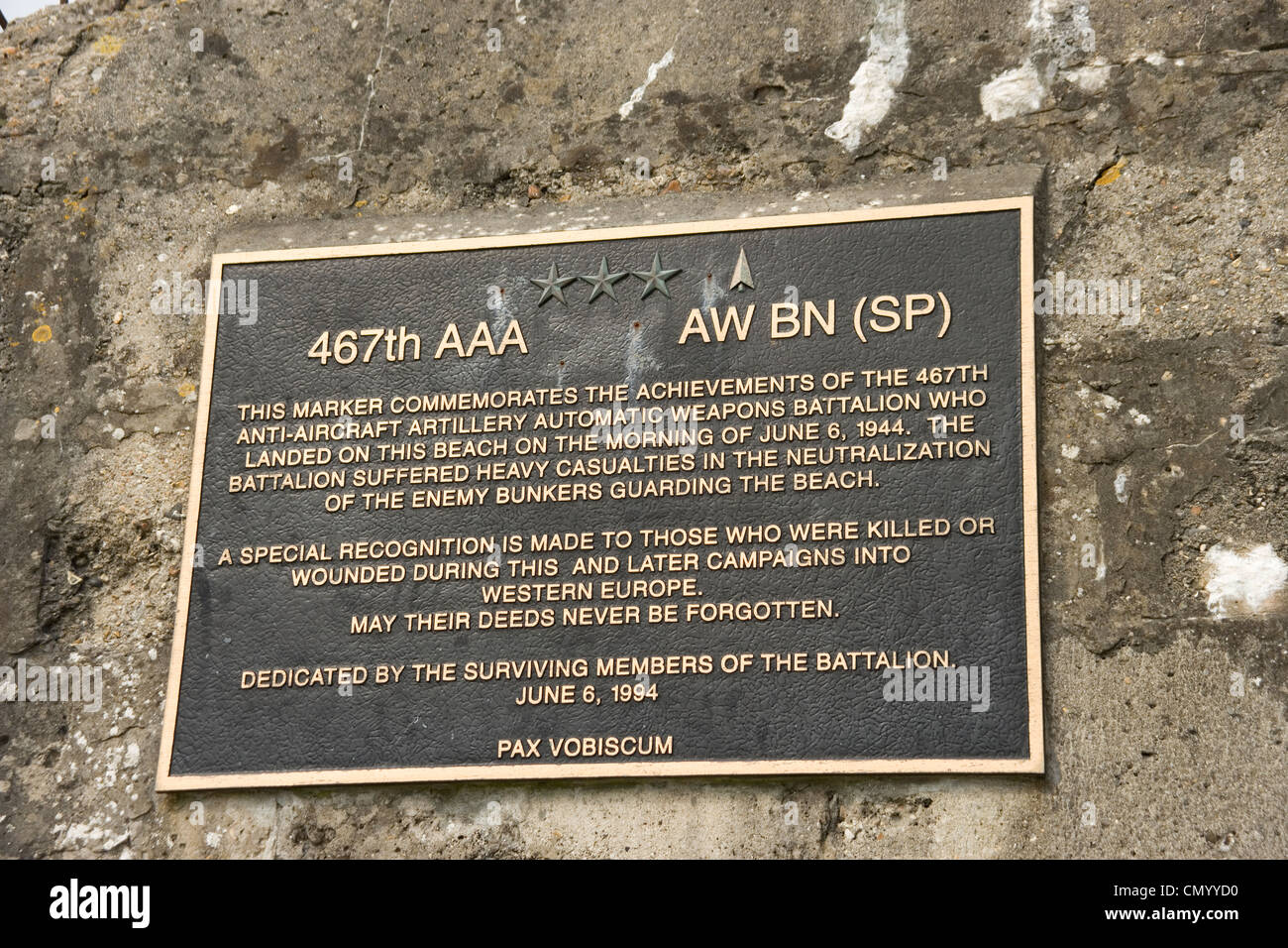 467e Bataillon d'artillerie anti Aircraft AW plaque commémorative sur Bunker WN65 à l'hôtel St Laurent tirer sur Omaha Beach, Normandie Banque D'Images