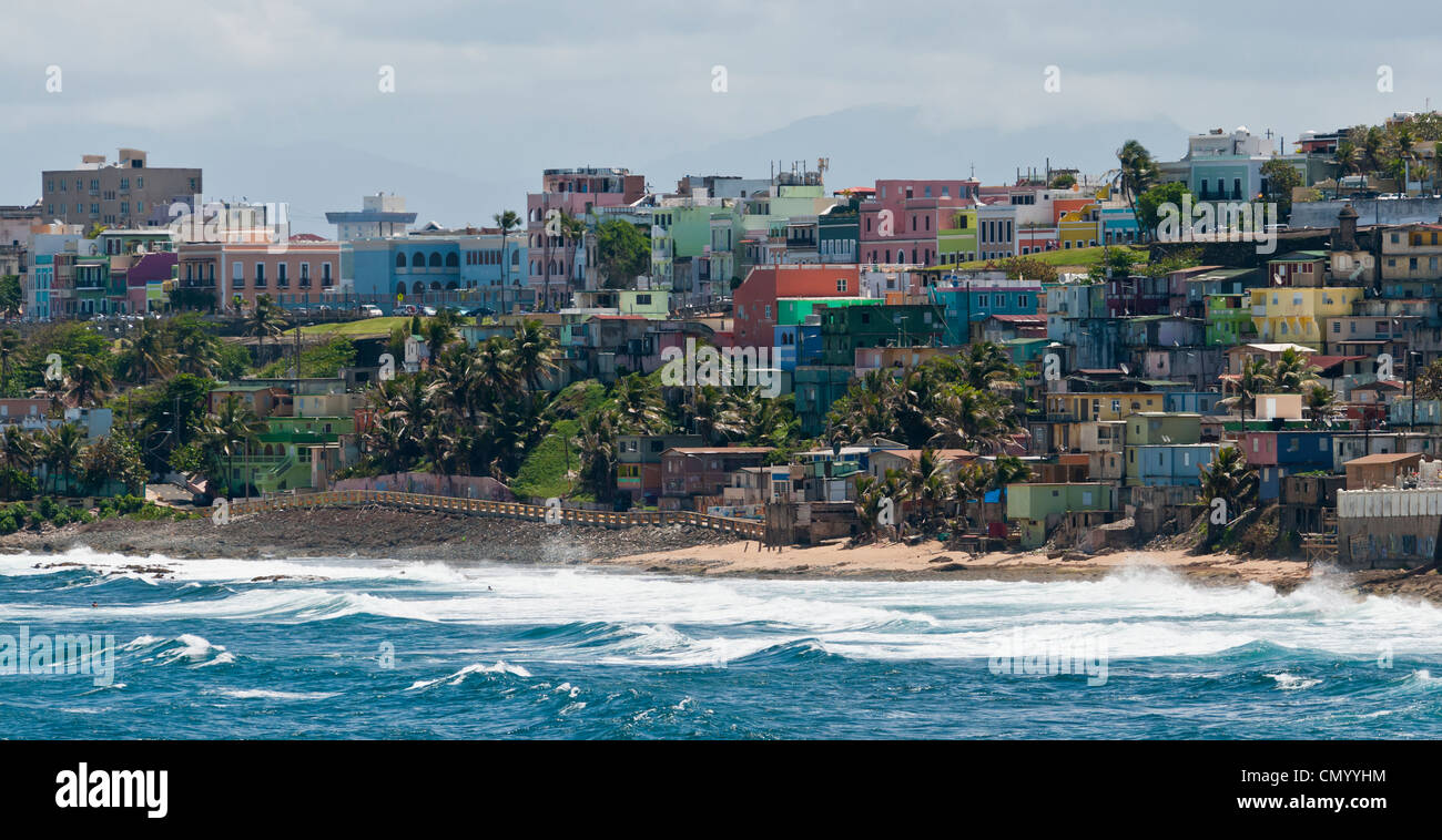 Maisons et bâtiments colorés foule la colline le long de la côte sur l'approche de port de San Juan à Porto Rico. Banque D'Images