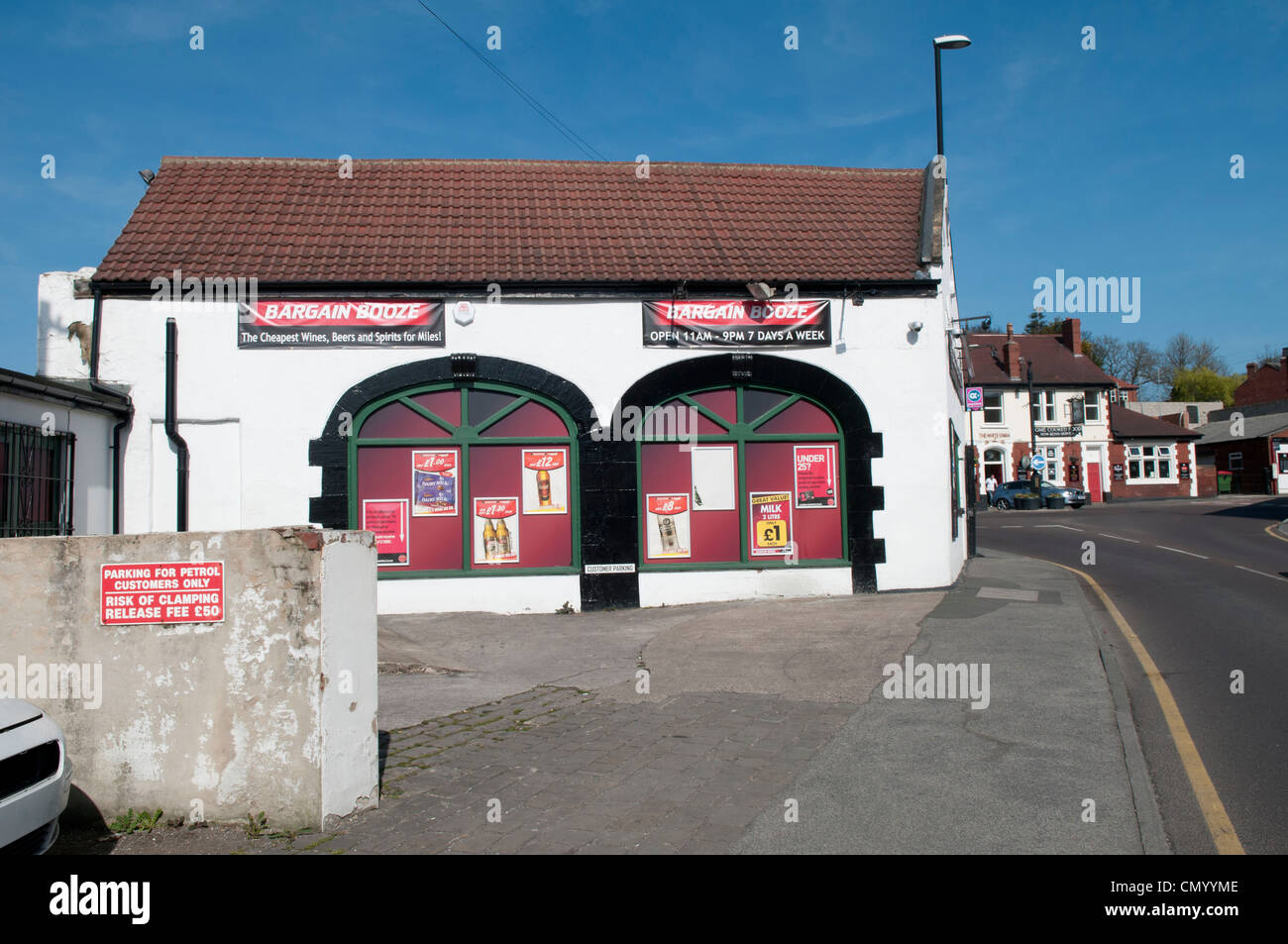 Bargain Booze & White Swan pub en arrière-plan, Cross Hills, Kippax Banque D'Images