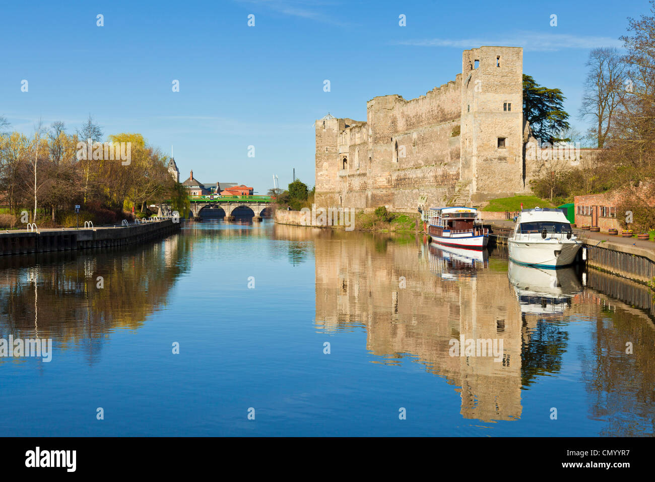 Château de Newark et fleuve Trent Newark-on-trent Nottinghamshire England UK GB EU Europe Banque D'Images