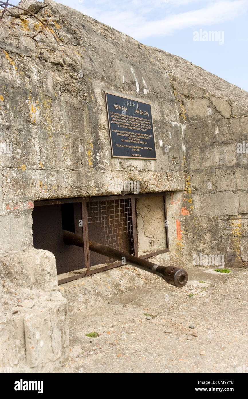 467e Bataillon d'artillerie anti Aircraft AW plaque commémorative sur Bunker WN65 à l'hôtel St Laurent tirer sur Omaha Beach, Normandie Banque D'Images