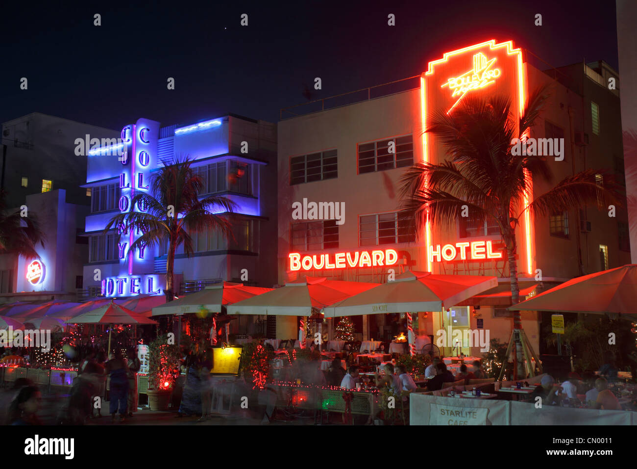 Miami Beach Florida, Ocean Drive, quartier historique art déco, Colony & Boulevard, hôtel, réveillon du nouvel an, soirée de nuit, palmiers, éclairage, panneau néon, al fres Banque D'Images