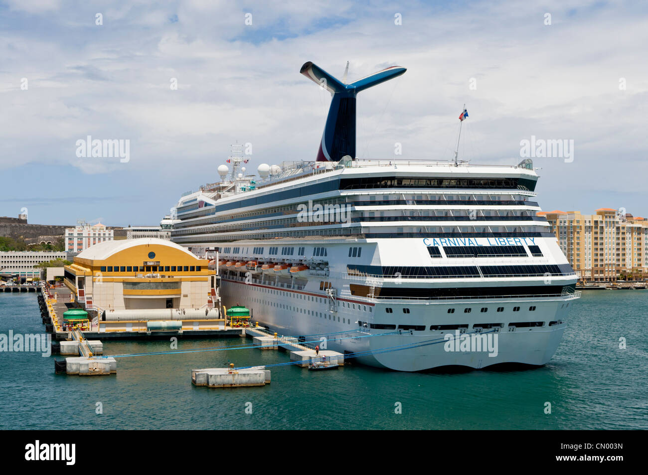 Bateau de croisière Carnival Liberty à quai à San Juan, Porto Rico. La construction des installations de passagers est sur le dock. Banque D'Images