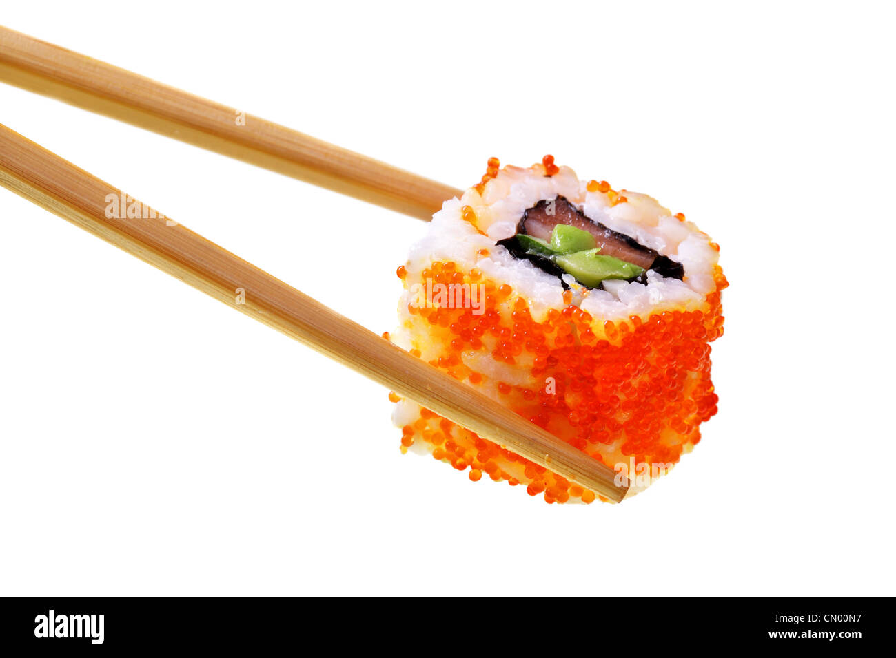 Sushi avec des baguettes isolé sur fond blanc Banque D'Images
