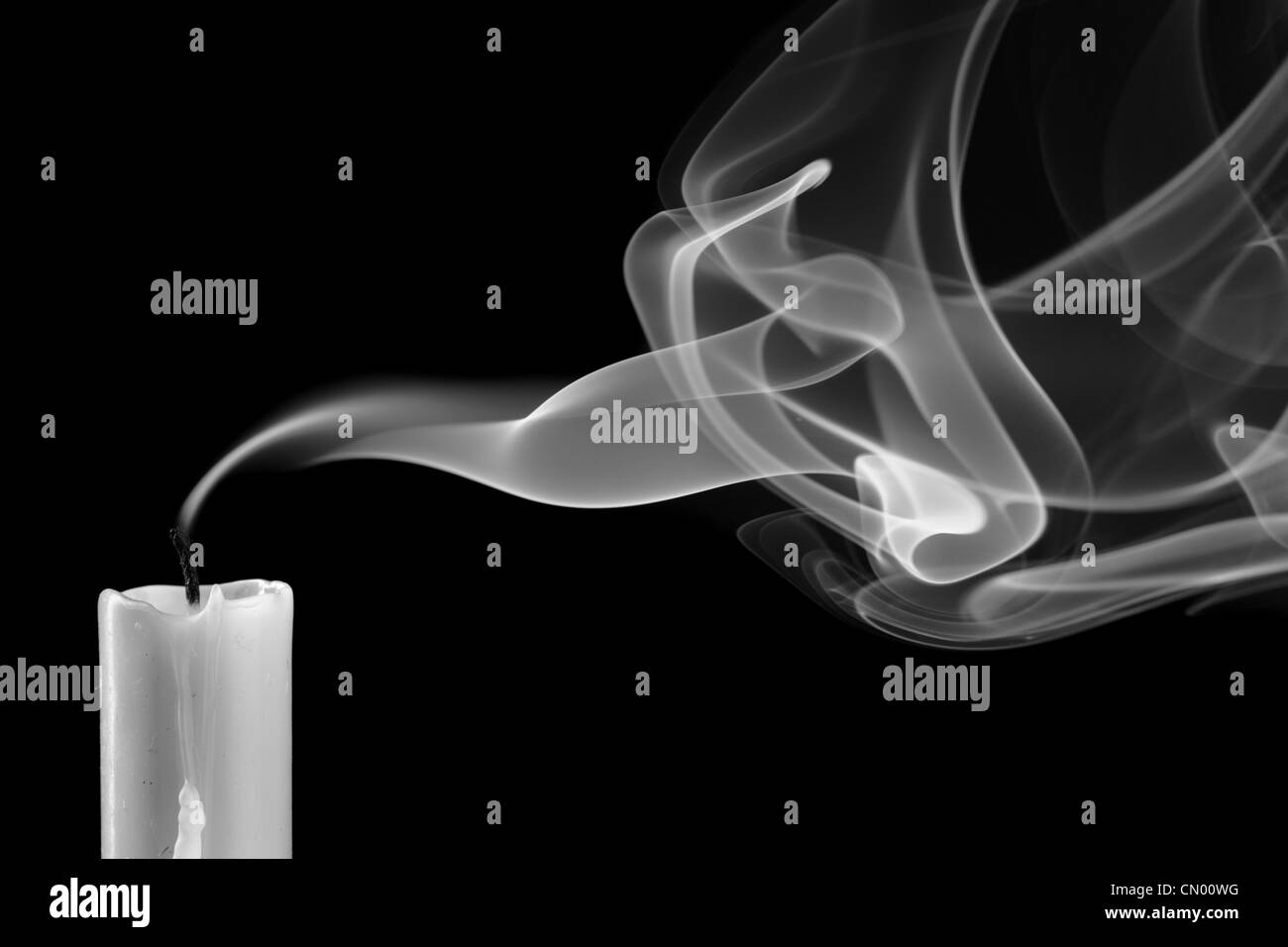 Chandelle éteinte avec de la fumée (Métaphore de la mort) Banque D'Images