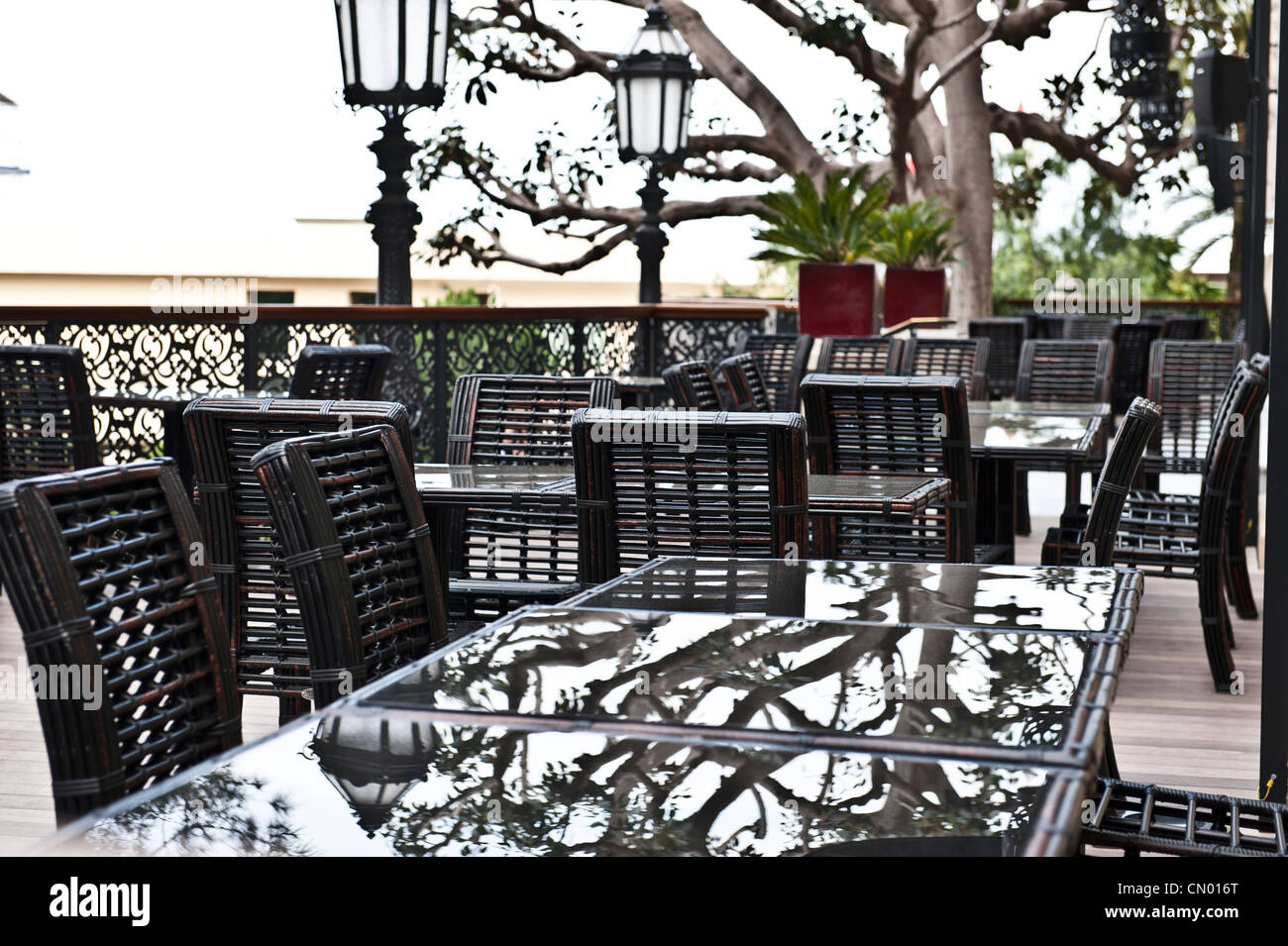 Les branches d'arbres qui se reflète sur les tables en verre vide. Banque D'Images