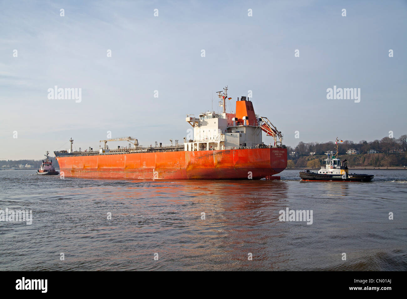 Porte-conteneurs tiré par des remorqueurs sur le fleuve Elbe, port de Hambourg, Allemagne Banque D'Images