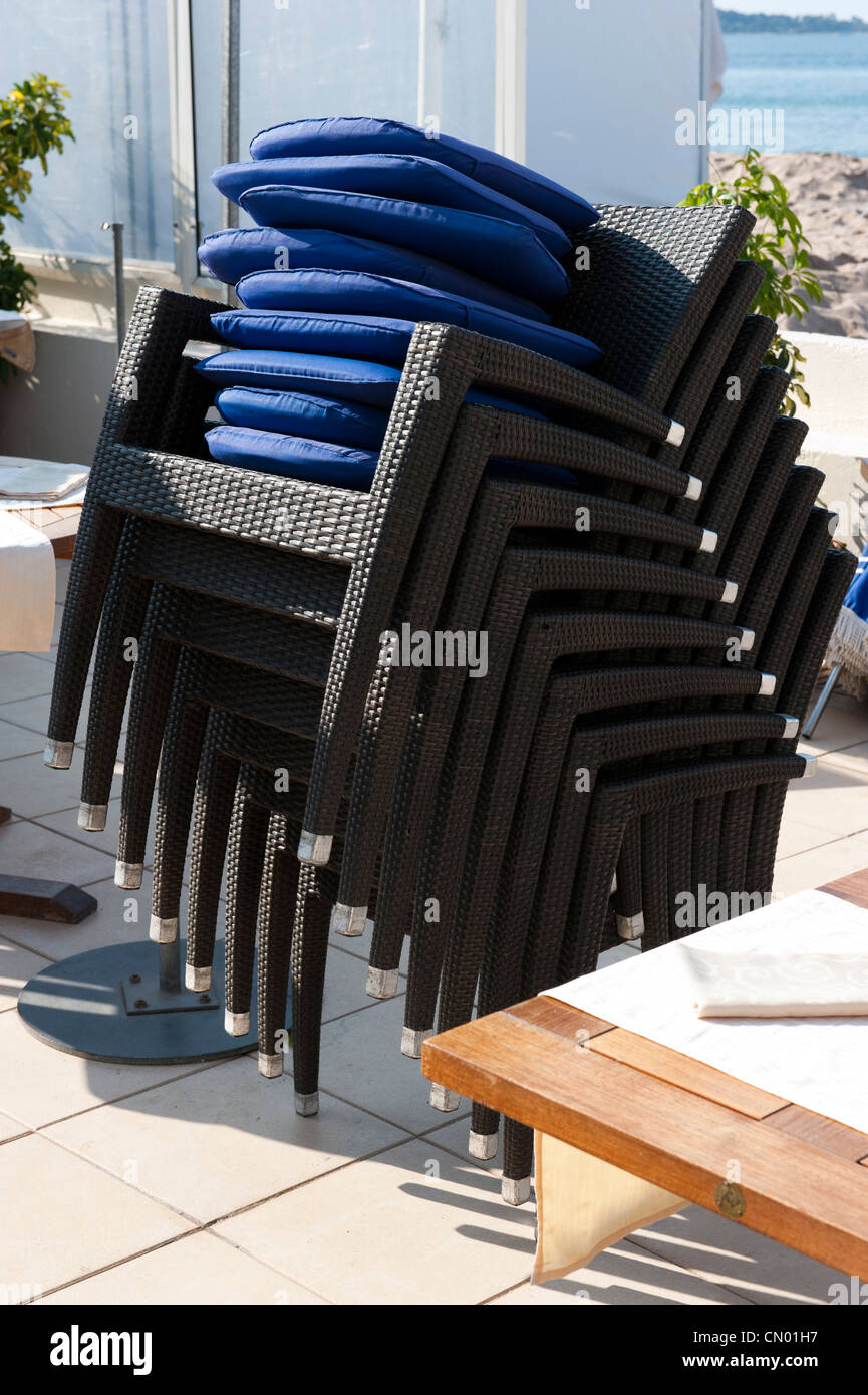 Angle Angle de patio chaises sur la plage. Banque D'Images