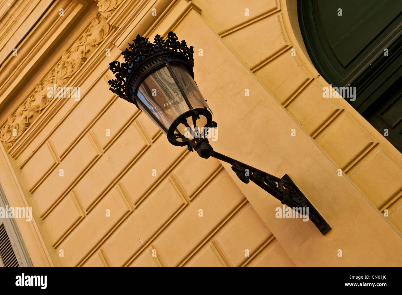 Image très claire d'un lampadaire éteint sur l'architecture de Nice, France. Banque D'Images