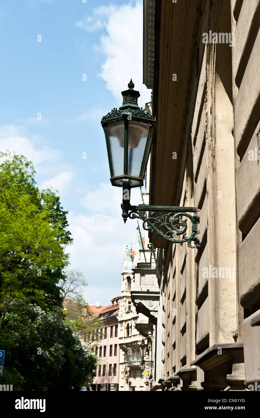 Pas d'éclairage d'un lampadaire sur le côté d'un immeuble dans la capitale, Prague, République tchèque. Banque D'Images