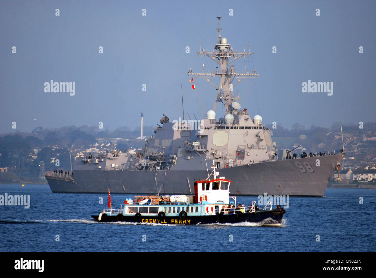 L'USS Forrest Sherman s'écarte de la base navale de Plymouth dans le Devon et alors que le ferry pour Plymouth Cremyll têtes de Cremyll. Banque D'Images