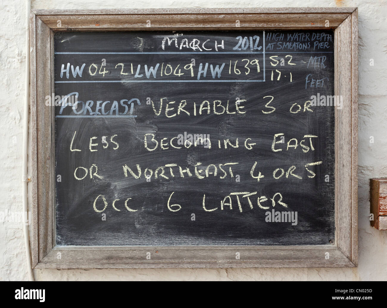 Saint Ives les heures des marées et des prévisions d'expédition écrit sur un tableau noir sur Smeaton's Pier. Banque D'Images
