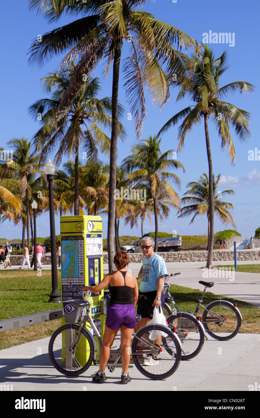Miami Beach Florida, Ocean Drive, Lummus Park, DecoBike Citi Bike CitiBike location de vélo station, homme hommes, femme femmes, couple, FL120114037 Banque D'Images