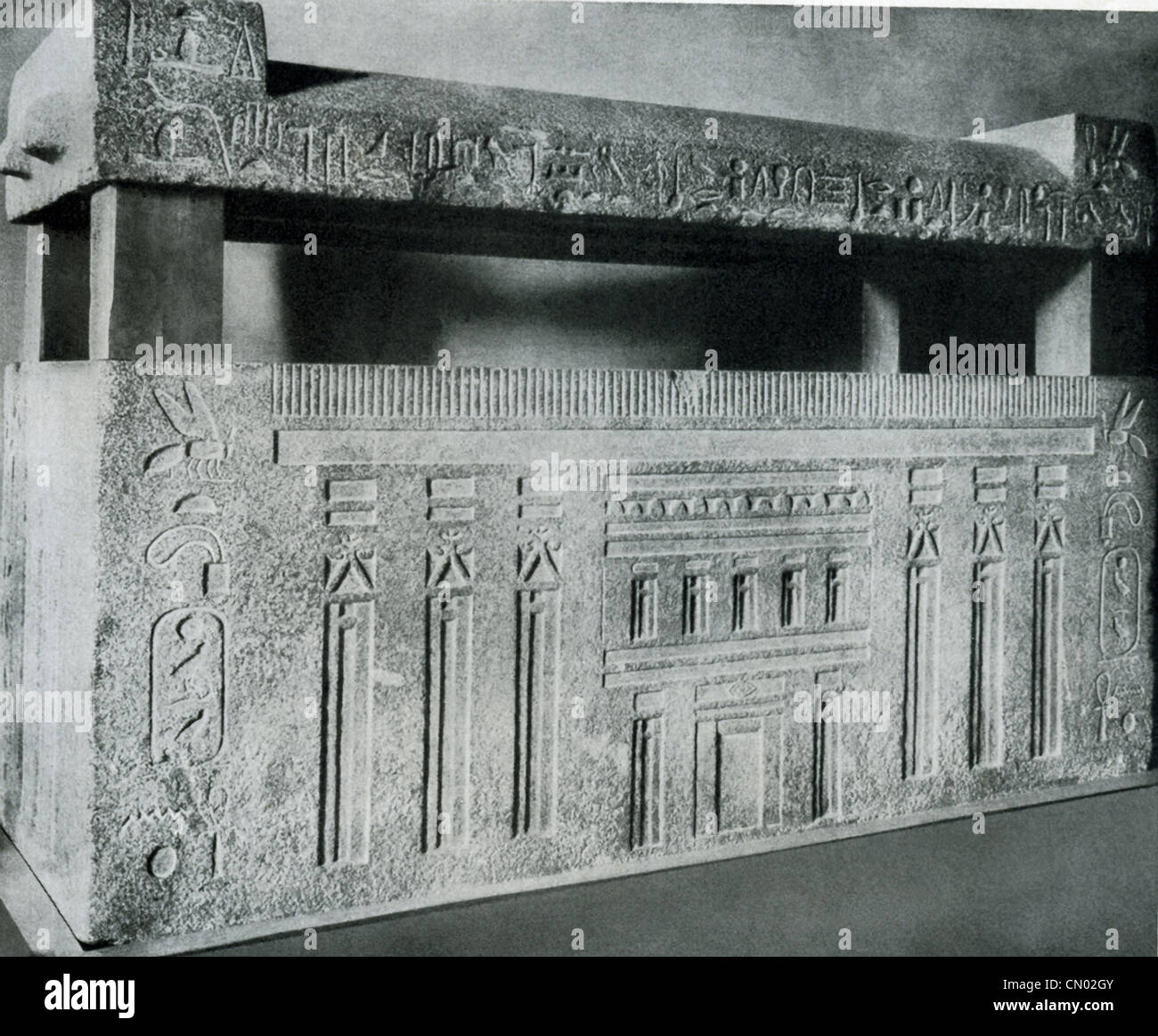 Ce sarcophage de granit rouge de Giza est dans la forme d'une maison et a été pour Chufuanch, le directeur musical sous Userkaf. Banque D'Images