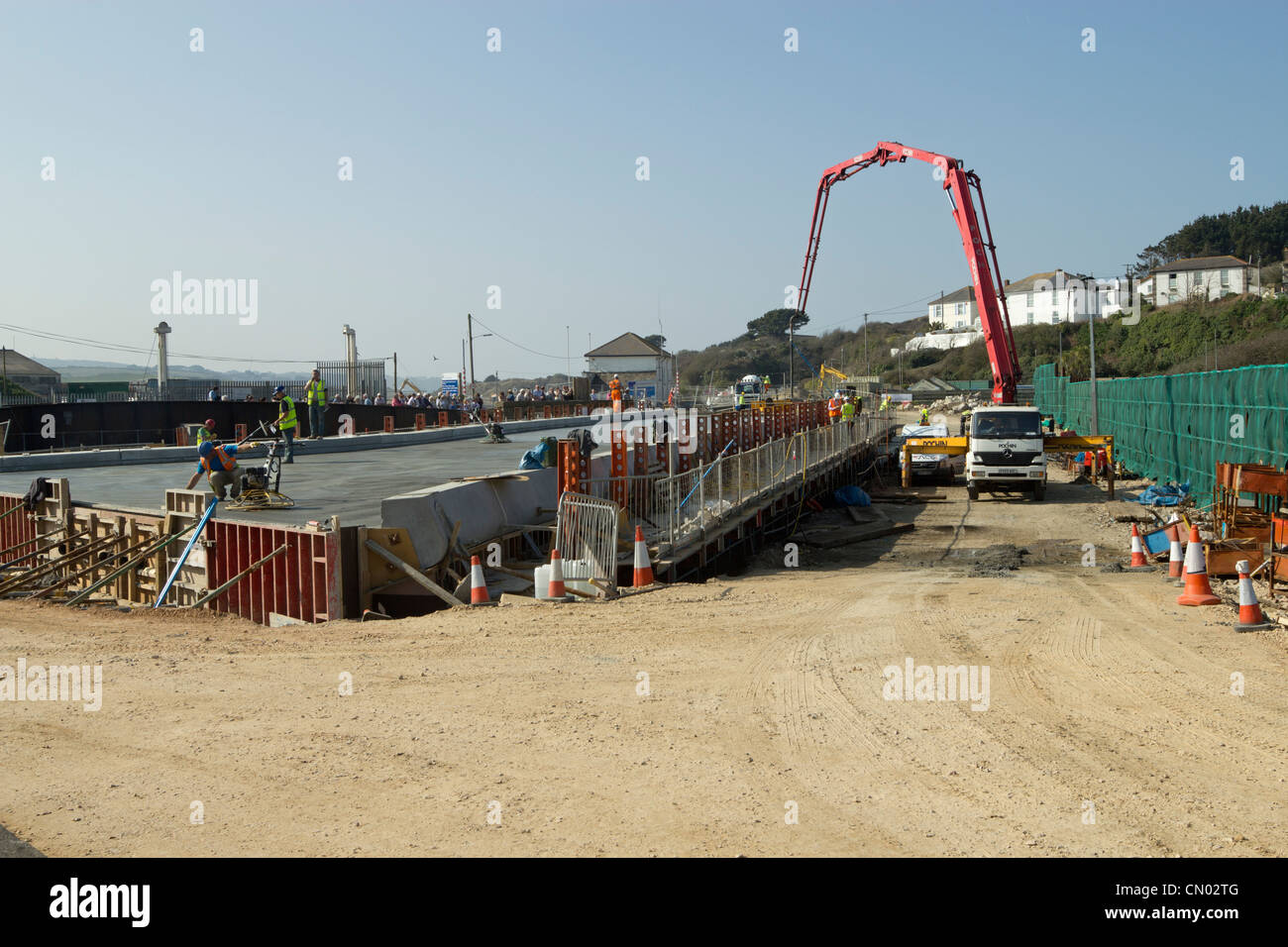 Le lissage de béton pendant la mise en place de béton pour le pont du nouveau pont sur Copperhouse extérieure à Hayle, Cornwall, UK. Banque D'Images